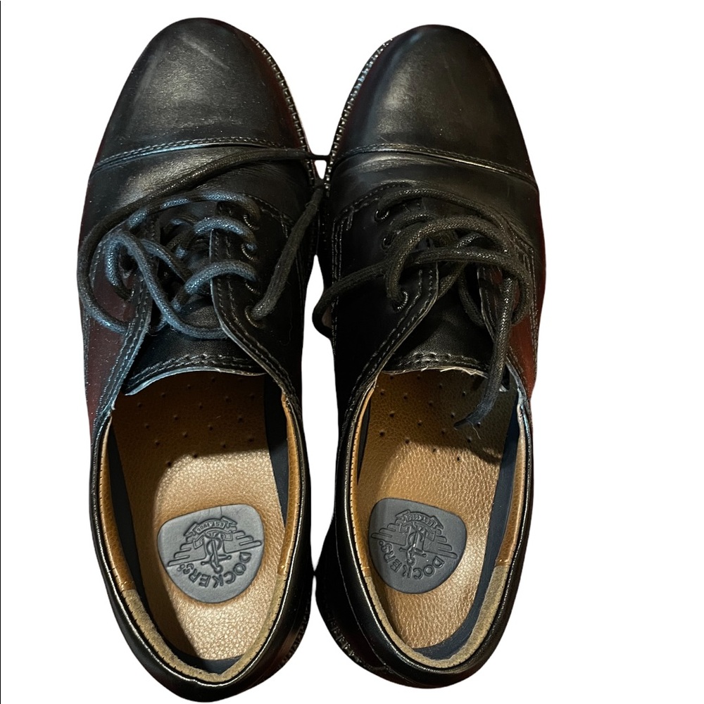 Men’s size 10M Docker Oxfords.